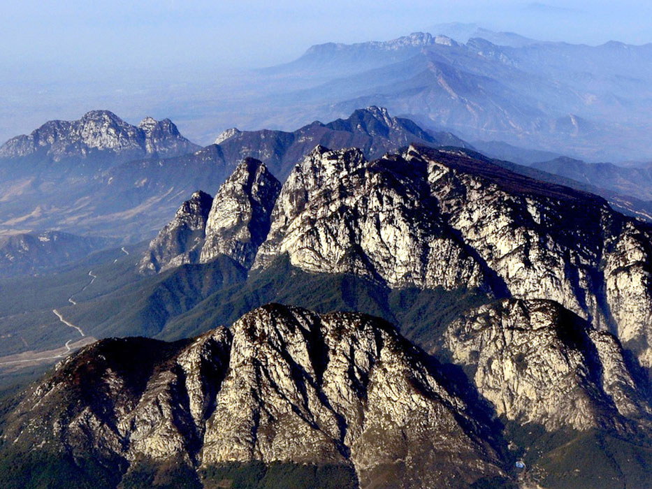 Towering Songshan Mountain, familiar sky-blue scenery